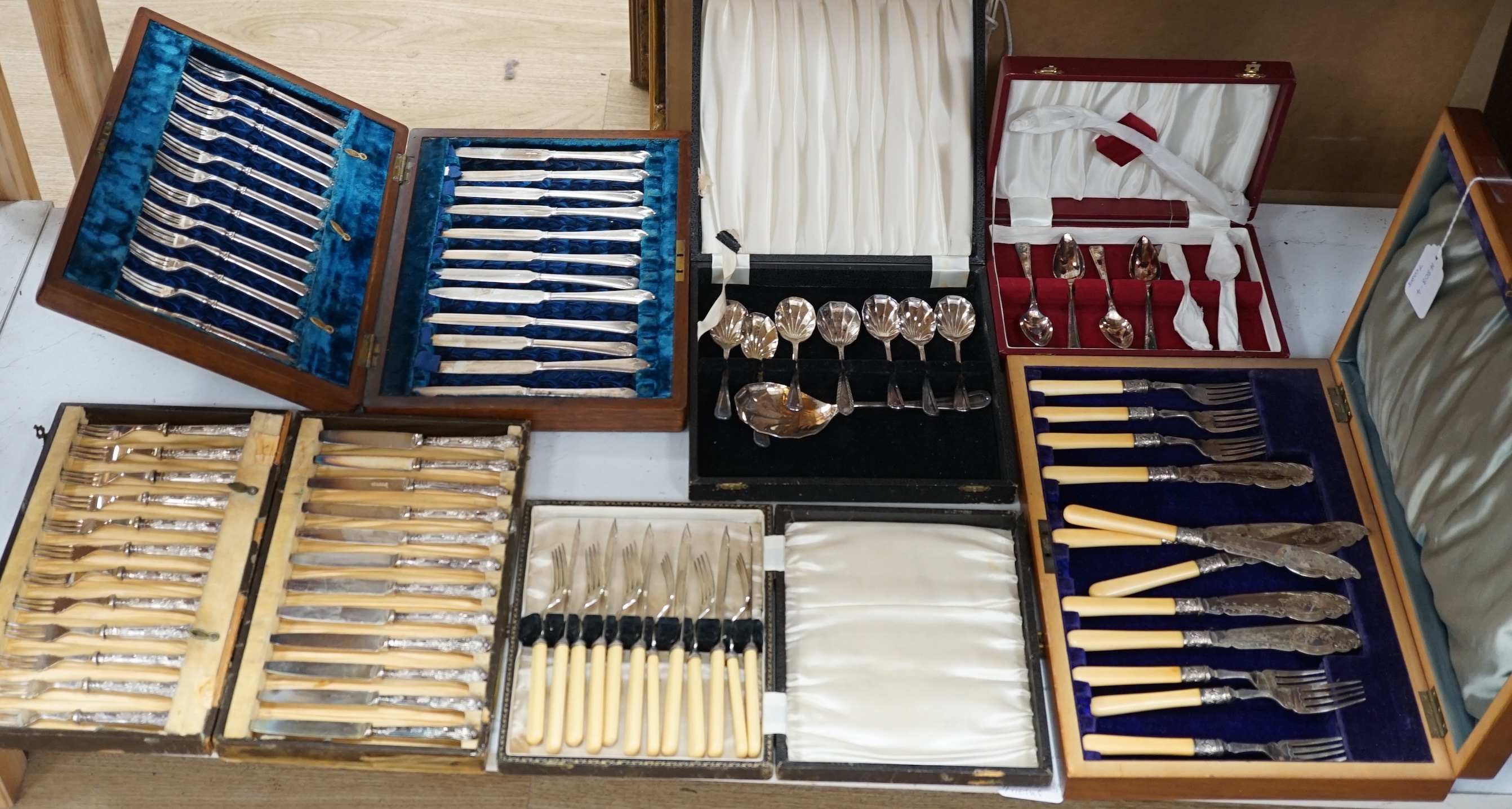 Assorted plated canteens and sundry flatware